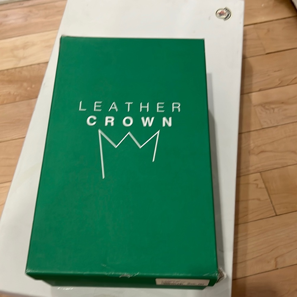 Leather crown leather sneaker size 35